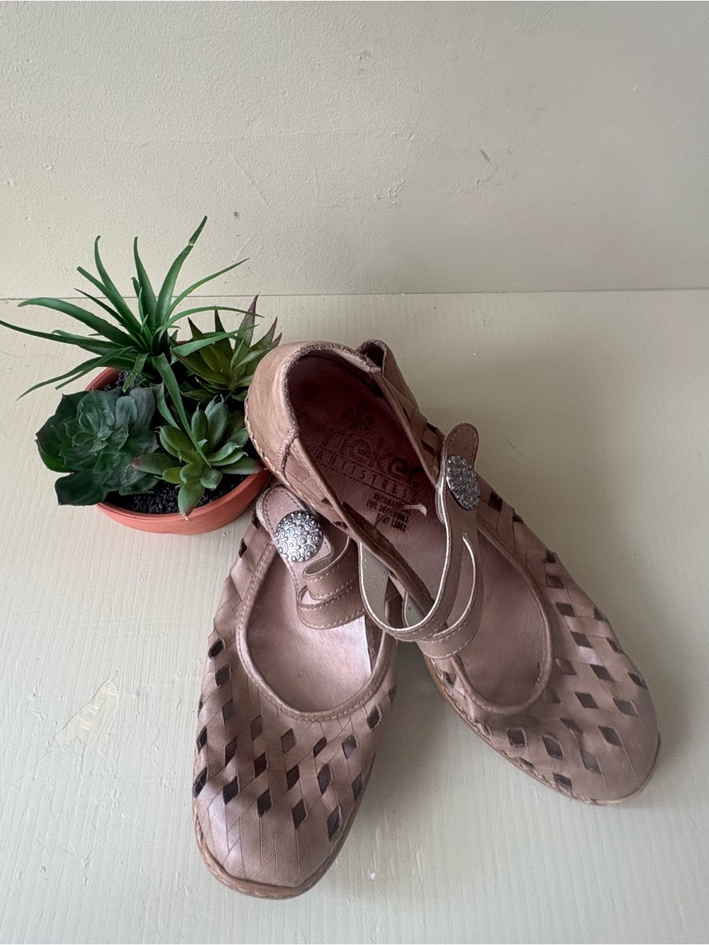 Rieker Taupe leather Woven Mary Jane Flats Decorative Button sz 39